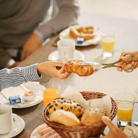 Lutz Alpenblick Bed & Breakfast 3*