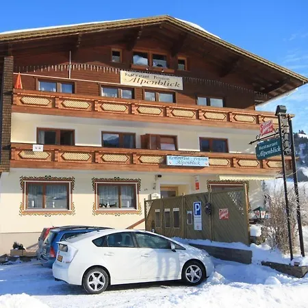 Lutz Alpenblick Bed & Breakfast 3*